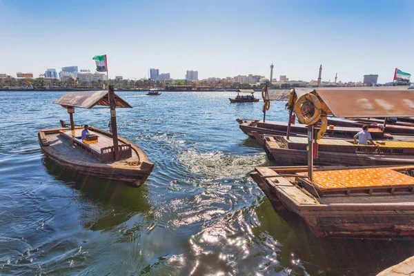 Barcos en el Bay Creek en Dubai, Emiratos Árabes Unidos — Foto de Stock