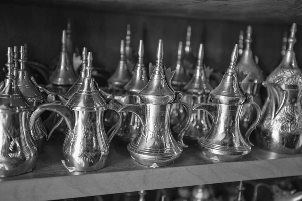 Reihe glänzender traditioneller Kaffeekannen und Lampen — Stockfoto