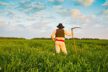 Çim adam eski giysileri mows
