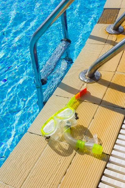 Masker en snorkel voor duiken in de buurt van het zwembad — Stockfoto