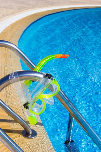 Masker en snorkel voor duiken in de buurt van het zwembad — Stockfoto