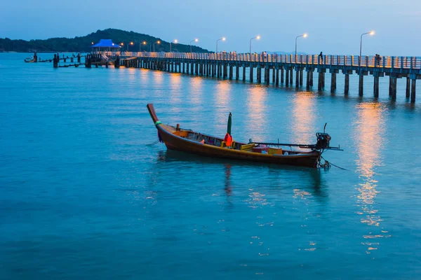 Fiskebåtar på havsstranden i thailand — Stockfoto
