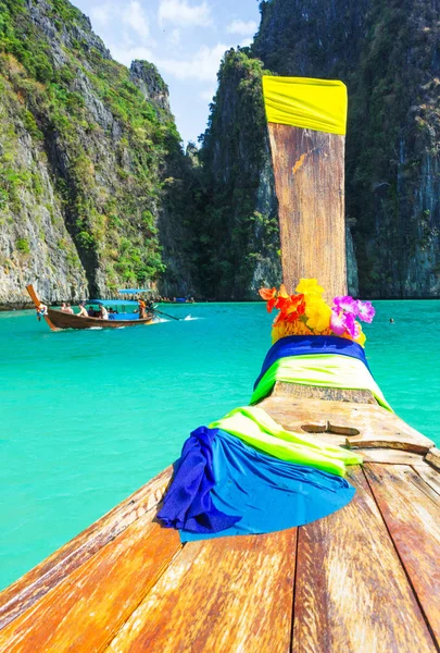 Boten op zee tegen de rotsen in thailand — Stockfoto