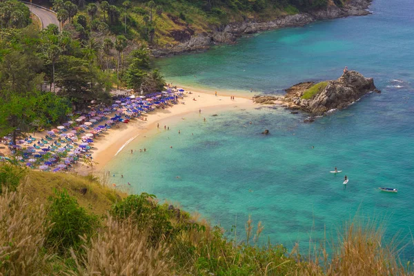 Kleine eiland in de zee in de buurt van phuket — Stockfoto