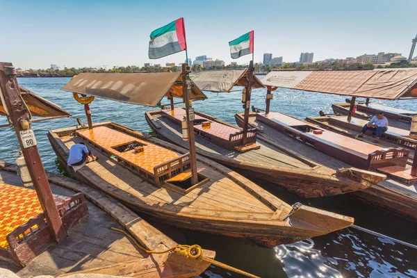 Barche sul Bay Creek a Dubai, Emirati Arabi Uniti — Foto Stock