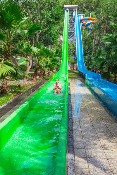 Tobogán de agua de colores en Vinpearl parque acuático —  Fotos de Stock