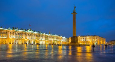 St Petersburg geceleri Palace Square.