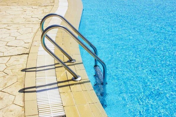 Échelle de barres d'appui dans la piscine — Photo