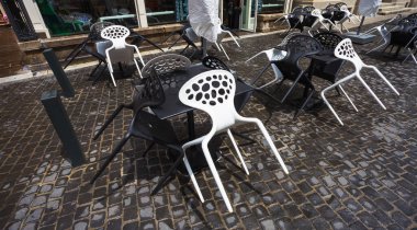 Bir kafede siyah beyaz plastik sandalyeler