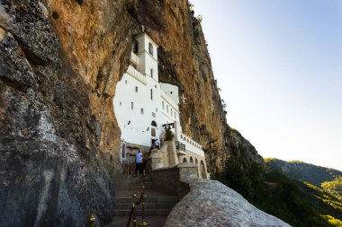 Karadağ. Dağlardaki Ostrog Manastırı