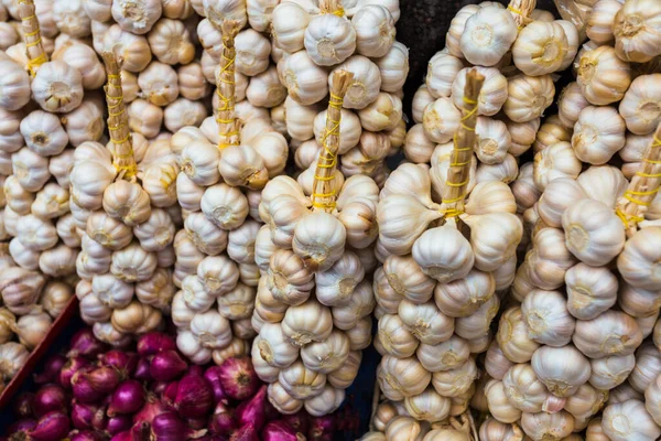 Stánek česneku na trhu — Stock fotografie