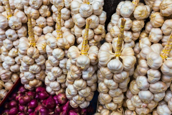 Barraca de alho no mercado — Fotografia de Stock