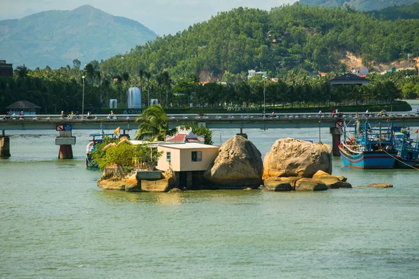 Barcos y rocas cerca del pueblo pesquero en el río Kai en Nha Tra —  Fotos de Stock