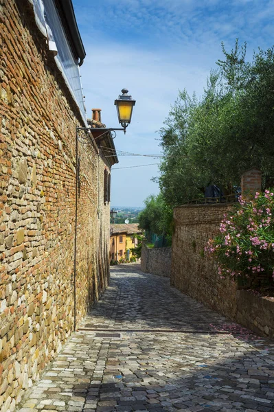 Italian street in a small provincial town of Tuscan — Stock Photo, Image