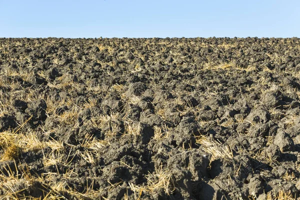 Paisagem com um campo arado — Fotografia de Stock