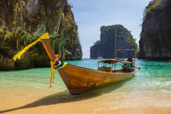 Човни на морі проти на камені в Таїланді — стокове фото