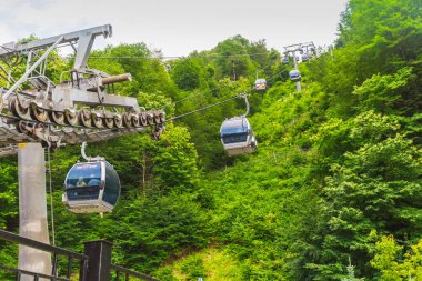 SOCHI, KRASNAYA POLYANA, RUSSIA - 23 Haziran 2016: Belediye tipi Krasnaya Polyana yerleşiminde rahat kabinlere sahip Cableway