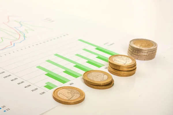 Finanzabwicklung Mit Den Charts Und Münzen — Stockfoto