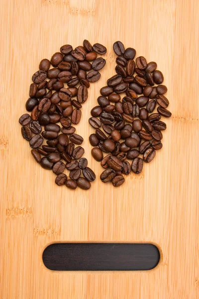 古い板の上にコーヒー豆が置かれている — ストック写真