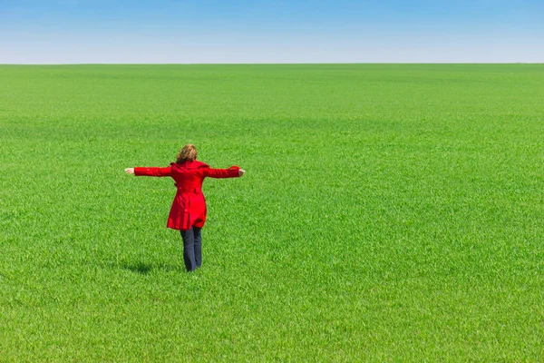 Ragazza Mantello Rosso Sul Campo Primavera Verde — Foto Stock