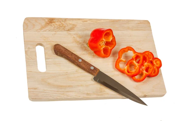 切菜板上有刀的红辣椒 白色背景隔离 — 图库照片