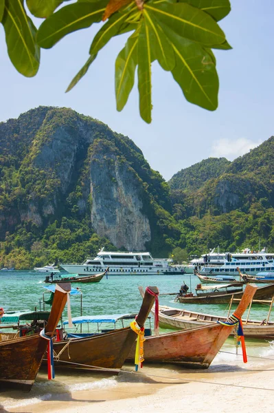 Boote Auf Hoher See Gegen Felsen Thailand Insel Phi Phi — Stockfoto