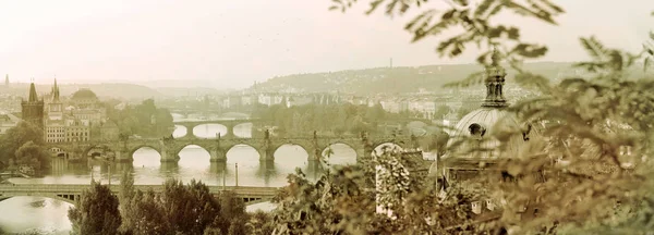 布拉格大桥和老城清晨的全景清晨景色 历史和现代 一个美丽的城市与丰富的历史 欧洲中心 建筑独特的欧洲城市 吸引游客 免版税图库照片