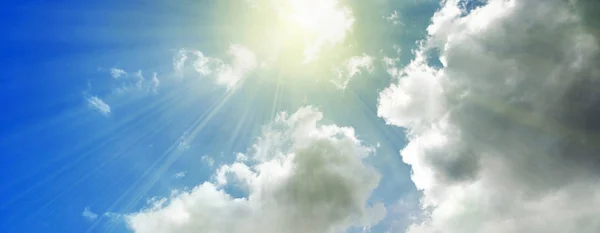 Streaming de luz solar no banner céu azul nublado — Fotografia de Stock
