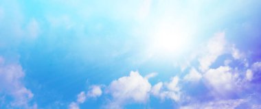 Mavi gökyüzü arkaplanındaki resimli güneş ışınları. Yaz, tatil, eğlence, bayrak, konsept.