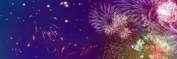 明るい輝く花火やムーブメントのテクスチャやサークル形状の噴水の星やライトパターン 休日やイベントのバナー 祝い事の背景 — ストック写真