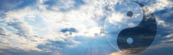 Alba Nuvolosa Cielo Tramonto Forme Del Segno Yin Yang Simbolo — Foto Stock