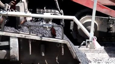 Sınıf öğrencisi Ekskavatör yolda ezilmiş taş yaymak