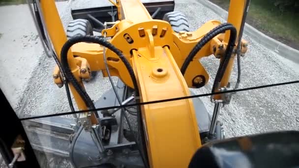 Grader Graafmachine Verspreid Steenslag Weg — Stockvideo