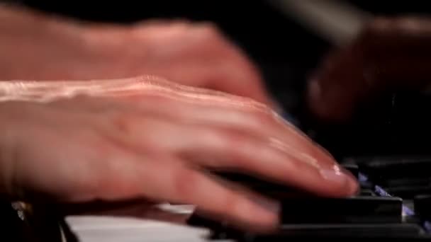 2 つの手が美しいグランド ピアノで演奏. — ストック動画