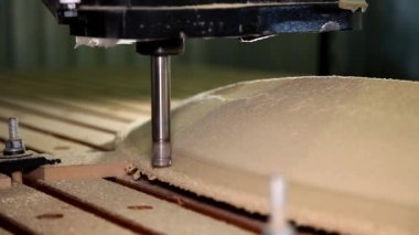 Freze Makinası bir ağaç üzerinde bir kesici bir ağaç üzerinde çalışmak