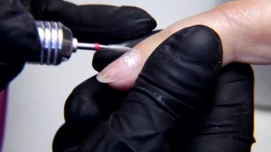 Kaldırma Closeup tırnak cuticles ve elektrik manikür matkap makine kullanarak tırnak parlatma.
