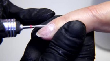 Kaldırma Closeup tırnak cuticles ve elektrik manikür matkap makine kullanarak tırnak parlatma.