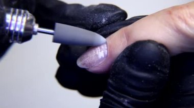 Kaldırma Closeup tırnak cuticles ve elektrik manikür matkap makine kullanarak tırnak parlatma.