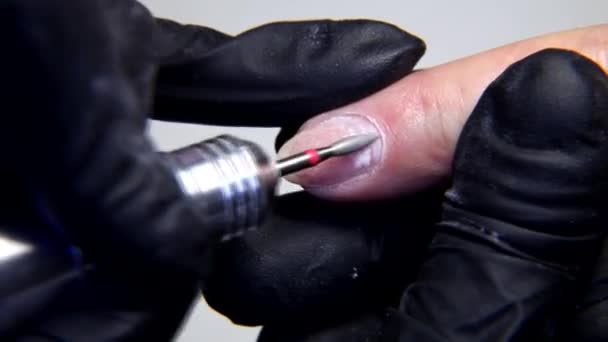 Close-up van het verwijderen van nagel nagelriemen en vingernagel polijsten met behulp van elektrische manicure boor machine. — Stockvideo