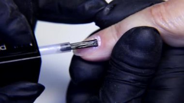 Kaldırma Closeup tırnak cuticles ve elektrik manikür matkap makine kullanarak tırnak parlatma.