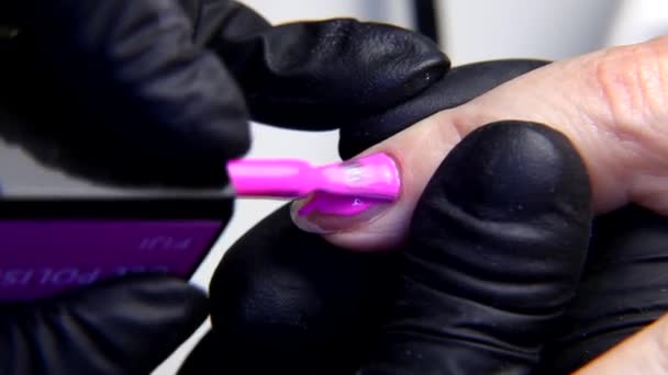 Gros plan de l'enlèvement des cuticules des ongles et du polissage des ongles à l'aide d'une perceuse à manucure électrique . — Video