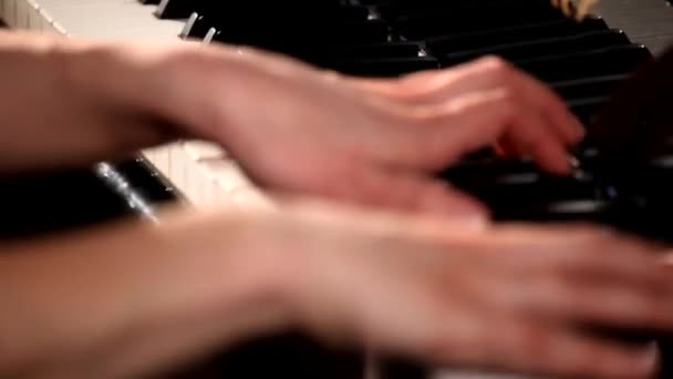 Deux mains jouant sur un beau piano à queue . — Video