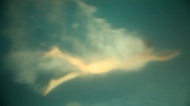  su altında güzel kızdır.