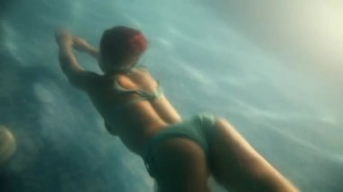  su altında güzel kızdır.