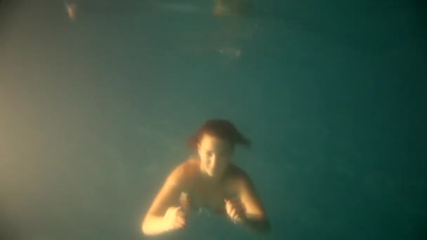 Hermosa Chica Está Bajo Agua — Vídeo de stock
