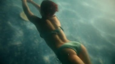  su altında güzel kızdır.