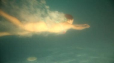  su altında güzel kızdır.