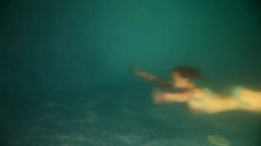  su altında güzel kızdır.