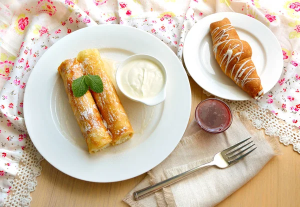 Breakfast Cottage Cheese Rolls Sour Cream — Stock Photo, Image