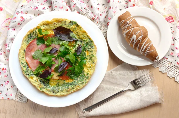 Frukost Med Omelett Skinka Basilika Och Croissant — Stockfoto